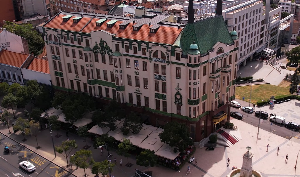 Hotel Moskva u Beogradu, impozantna zgrada sa zelenim krovom i bogatom arhitekturom, smeštena u centru grada